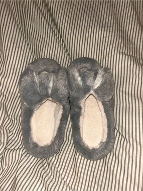 Source Unknown Gray Plush Women's Slip-On Slippers (Never Worn)